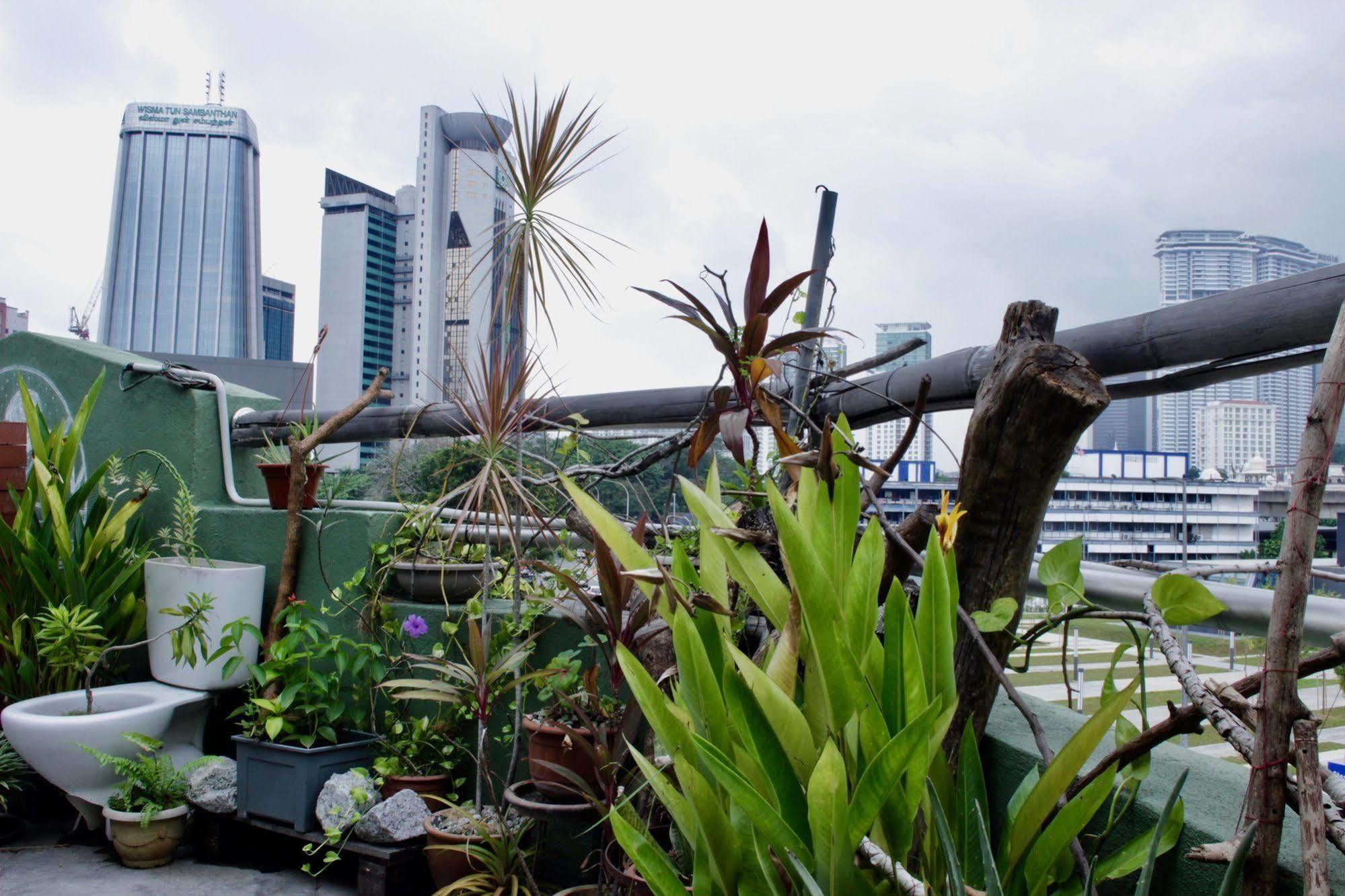 Birdnest Guesthouse, Gaia Rooftop Cafe Куала-Лумпур Екстер'єр фото